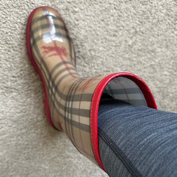 Authentic Burberry boots - Picture 10 of 11